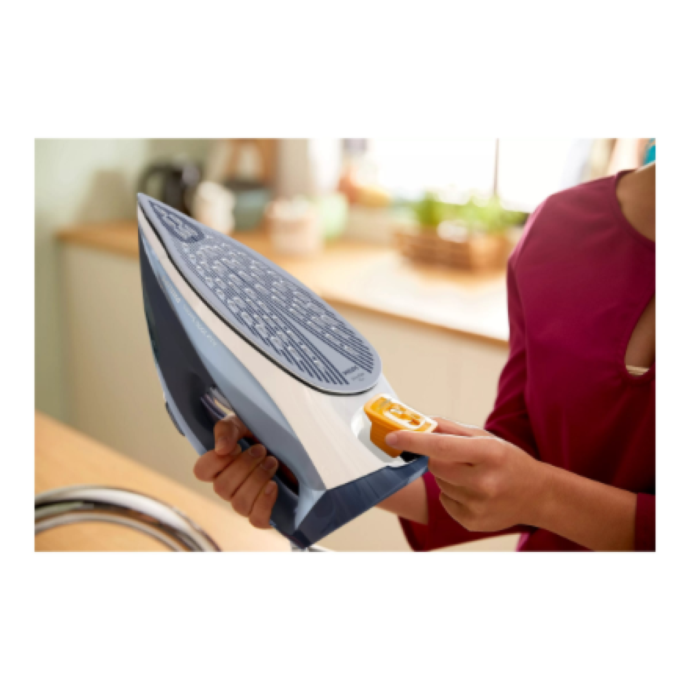 Philips Steam Iron , DST7020/20 , Steam Iron , 2800 W , Water tank capacity 300 ml , Continuous steam 50 g/min , Steam boost performance 250 g/min , Blue